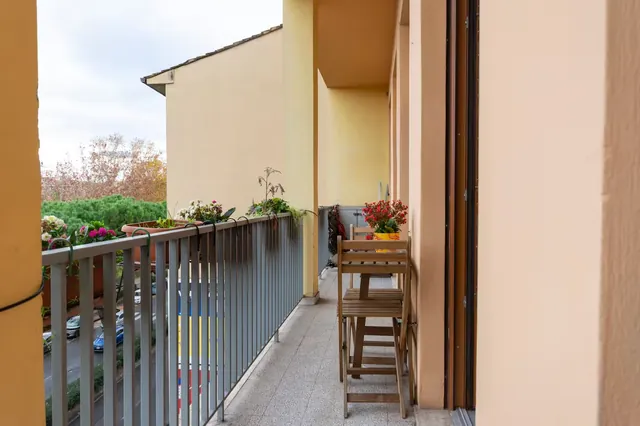 Balcone con piante e sedute