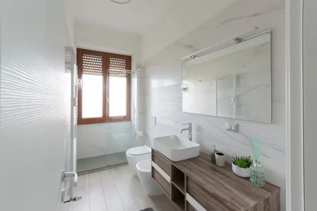 Bagno luminoso con doccia e finestra