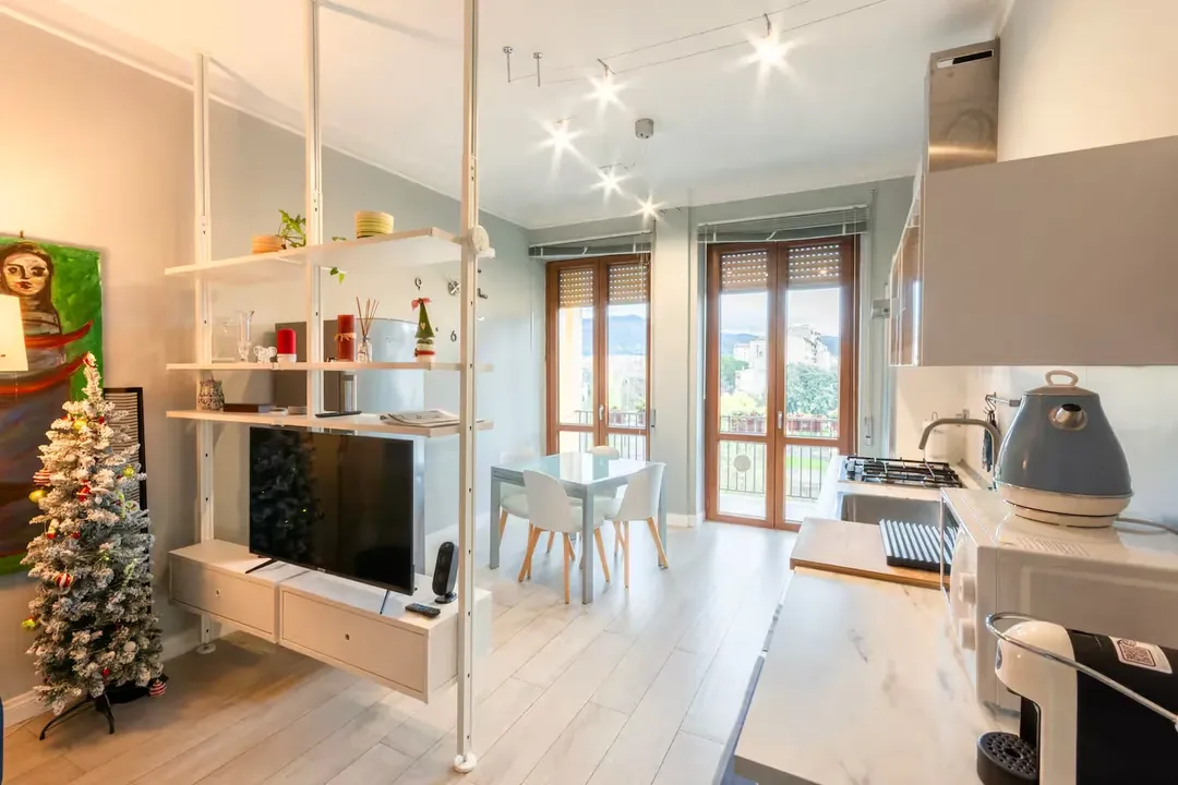 La zona giorno con divano letto, TV e tavolo